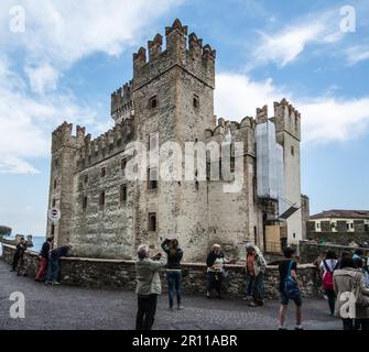 SIRMIONE, ITALIEN, APRIL 23: Touristen im Scaliger Caslte in Sirmione, Italien, am 23. April 2014. Das berühmte Schloss wurde im 13. Jahrhundert erbaut. Stockfoto