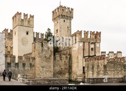 SIRMIONE, ITALIEN, APRIL 23: Touristen im Scaliger Castle in Sirmione, Italien, am 23. April 2014. Das Schloss wurde im 13. Jahrhundert erbaut. Foto aufgenommen Stockfoto