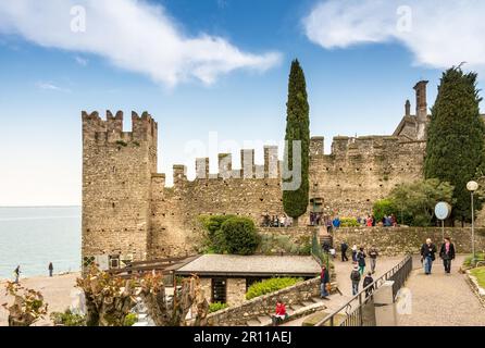 SIRMIONE, ITALIEN, APRIL 23: Touristen im Scaliger Castle in Sirmione, Italien, am 23. April 2014. Das Schloss wurde im 13. Jahrhundert erbaut. Foto aufgenommen Stockfoto