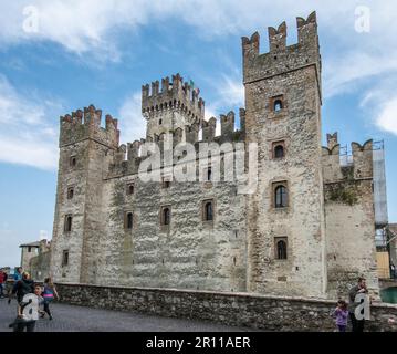 SIRMIONE, ITALIEN, APRIL 23: Touristen im Scaliger Caslte in Sirmione, Italien, am 23. April 2014. Das berühmte Schloss wurde im 13. Jahrhundert erbaut. Stockfoto