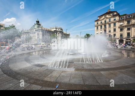 MÜNCHEN, DEUTSCHLAND, JUNI 4: Touristen am Stachus-Brunnen in München am 4. Juni 2014. München ist mit fast 100 Städten die größte Stadt Bayerns Stockfoto