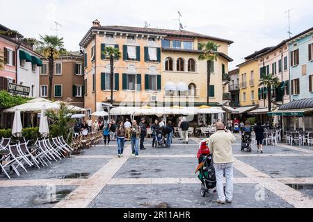 SIRMIONE, ITALIEN, APRIL 23: Touristen auf der Piazza Castello in Sirmione, Italien, am 23. April 2014. Das Dorf ist ein sehr beliebtes Touristenziel in Stockfoto