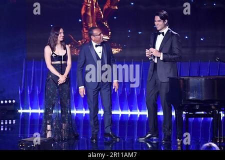 Rom, Italien. 10. Mai 2023. Rom: Lumina-Studien. 68. Ausgabe der David di Donatello Awards. Fernsehen . Auf dem Foto: Carlo Conti und Matilde Gioli mit Matteo Bocelli Credit: Independent Photo Agency/Alamy Live News Stockfoto