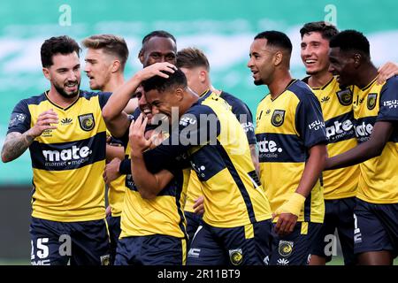 Gosford, Australien, 1. April 2023. Josh Nisbet von Central Coast Mariners feiert sein Tor mit Samuel Silvera während des A-League Männer Fußballspiels zwischen Central Coast Mariners und Brisbane Roar am 01. April 2023 im Industree Group Stadium in Gosford, Australien. Kredit: Damian Briggs/Speed Media/Alamy Live News Stockfoto