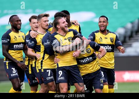 Gosford, Australien, 1. April 2023. Josh Nisbet von Central Coast Mariners feiert sein Tor mit Jason Cummings während des A-League Männer-Fußballspiels zwischen Central Coast Mariners und Brisbane Roar am 01. April 2023 im Industree Group Stadium in Gosford, Australien. Kredit: Damian Briggs/Speed Media/Alamy Live News Stockfoto