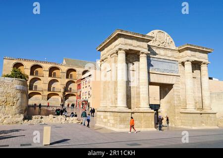 Puerta del Puente, Brückentor, Stadttor, Plaza del Triunfo, Platz, Rückseite der Mezquita, Moschee, Kathedrale, Cordoba, Provinz Cordoba, Andalusien Stockfoto