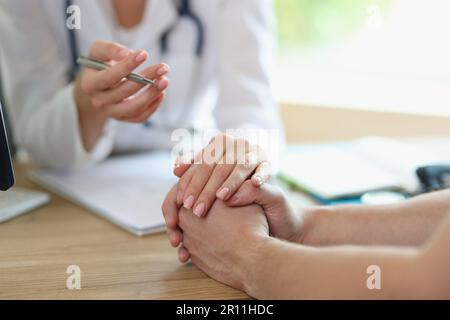 Weibliche Arzthandhaltung Patientenempathie, Unterstützung und Mitgefühl Stockfoto