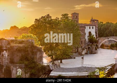 Isola Tiberina oder Isola Tiberina in Rom. Italien. Isola dei Due Ponti, Licaonia, San Bartolomeo Island bei Sonnenuntergang. Eine antike Flussinsel des Tiber W. Stockfoto