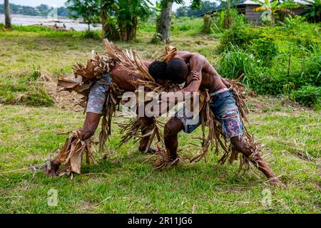 Wagenya-Stammesmänner, die Wrestling praktizieren, Kisangani, Kongo, DR Kongo Stockfoto