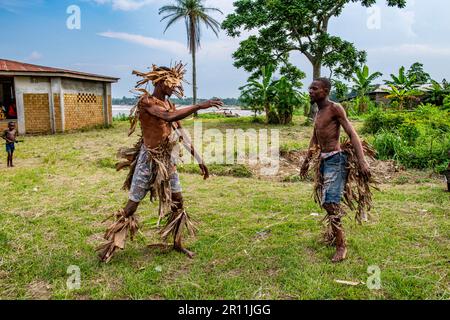 Wagenya-Stammesmänner, die Wrestling praktizieren, Kisangani, Kongo, DR Kongo Stockfoto