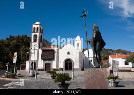 Kirche und Statue des Guanche-Kriegers, Brons, Santiago del Teide, Teneriffa, Teneriffa, Kanarische Inseln, Spanien Stockfoto