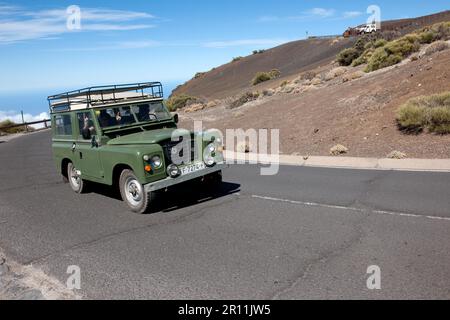 Land Rover auf der Serpentine Road, Teide-Nationalpark, Teneriffa, Teneriffa, Kanarische Inseln, Spanien Stockfoto