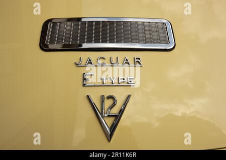 Logo, Schriftzug, Typenbezeichnung auf dem Oldtimer Jaguar E Type V12 Stockfoto
