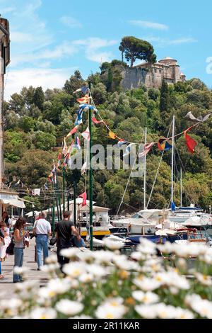 Castello Brown, Blick vom Hafen, Portofino, Ligurien, Italien Stockfoto