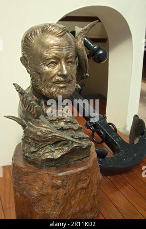 Bronzestatue Ernest Hemingway und Blue Marlin, Karibik, Amerika, der alte Mann und das Meer, Club Nautico Internacional de la Habana, Habana, Havanna Stockfoto