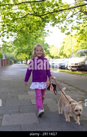 Mädchen (5) mit Hund, Laufhund, Kiel, Deutschland Stockfoto