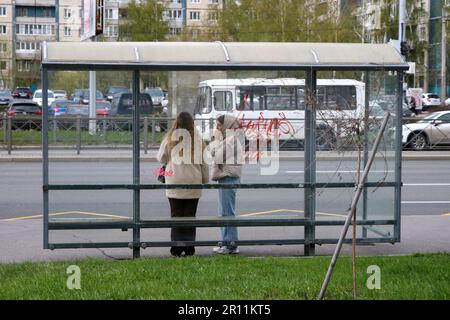 Sankt Petersburg, Russland. 05. Mai 2023. Mädchen werden an einer Bushaltestelle in Sankt Petersburg gesehen. (Foto: Maksim Konstantinov/SOPA Images/Sipa USA) Guthaben: SIPA USA/Alamy Live News Stockfoto