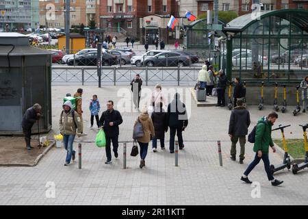 Sankt Petersburg, Russland. 05. Mai 2023. Leute, die Komendantsky Prospekt verlassen haben. (Foto: Maksim Konstantinov/SOPA Images/Sipa USA) Guthaben: SIPA USA/Alamy Live News Stockfoto