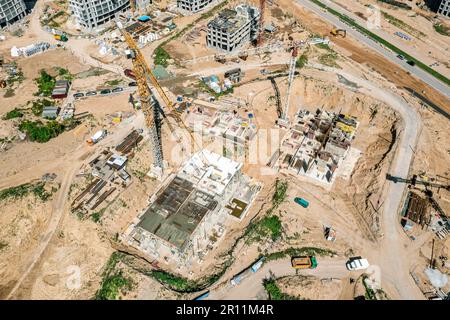 Baustellenansicht von oben. Stahlbetongrund für mehrgeschossiges Apartmentgebäude. Drohnenfotografie. Stockfoto