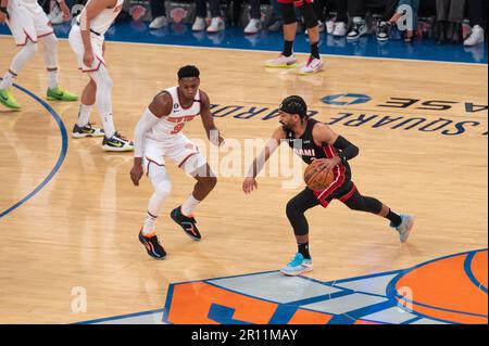 NEW YORK, NY - MAI 10: Jimmy Butler #22 der Miami Heat dribbelt während des Spiels fünf der Eastern Conference Semifinals in den NBA-Playoffs 2023 gegen die New York Knicks im Madison Square Garden am 10. Mai 2023 in New York/NY. (Foto: Stephen Nadler/PxImages) Stockfoto