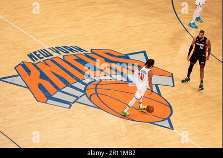 NEW YORK, NY - MAI 10: Jalen Brunson #11 der New York Knicks fährt während des Spiels fünf der Eastern Conference Semifinals in den NBA-Playoffs 2023 gegen die Miami Heat im Madison Square Garden am 10. Mai 2023 in New York/NY zum Basketball. (Foto: Stephen Nadler/PxImages) Stockfoto