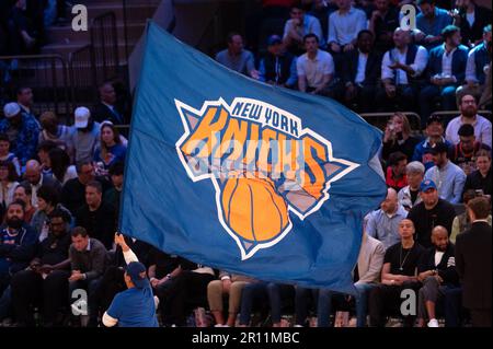 NEW YORK, NY - MAI 10: Ein Mann mit einer Flagge von York Knicks während des Spiels fünf der Eastern Conference Semifinals in den NBA-Playoffs 2023 zwischen dem New York Knick und Miami Heat im Madison Square Garden am 10. Mai 2023 in New York/NY. (Foto: Stephen Nadler/PxImages) Stockfoto