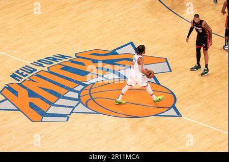 NEW YORK, NY - MAI 10: Jalen Brunson #11 der New York Knicks übernimmt den Ball während des Spiels fünf der Eastern Conference Semifinals in den NBA-Playoffs 2023 gegen die Miami Heat im Madison Square Garden am 10. Mai 2023 in New York/NY. (Foto: Stephen Nadler/PxImages) Stockfoto