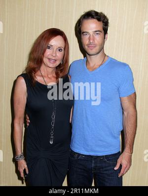 Glendale, USA. 10. Mai 2023. Die legendäre Seifenoper-Schauspielerin Jackie Zeman starb heute mit 70 Jahren am 10. Mai 2023 in Los Angeles, Ca. Jackie Zeman & Ryan Carnes „The Clinic Event“ - findet am 7. August 2015 im Embassy Suites Los Angeles Glendale statt. © Steven Bergman/AFF-USA.com Kredit: AFF/Alamy Live News Stockfoto