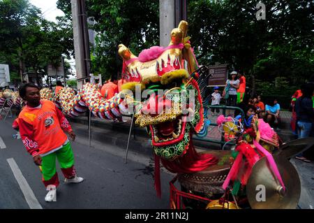 Eine farbenfrohe Parade entlang der Charoen Nakhon Rd in Bangkok, Thailand. Stockfoto