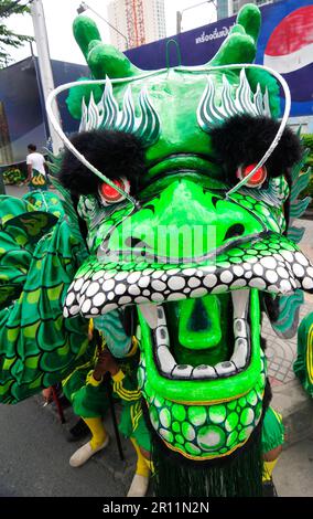 Eine farbenfrohe Parade entlang der Charoen Nakhon Rd in Bangkok, Thailand. Stockfoto