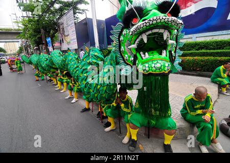 Eine farbenfrohe Parade entlang der Charoen Nakhon Rd in Bangkok, Thailand. Stockfoto