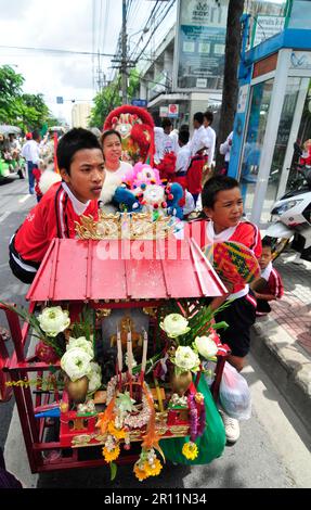 Eine farbenfrohe Parade entlang der Charoen Nakhon Rd in Bangkok, Thailand. Stockfoto