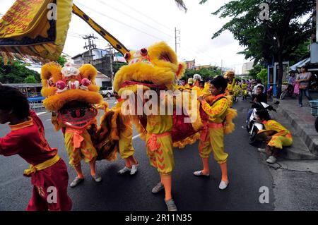 Eine farbenfrohe Parade entlang der Charoen Nakhon Rd in Bangkok, Thailand. Stockfoto