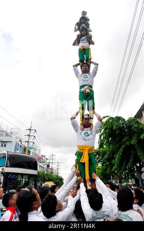 Eine farbenfrohe Parade entlang der Charoen Nakhon Rd in Bangkok, Thailand. Stockfoto