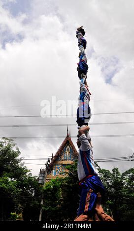 Eine farbenfrohe Parade entlang der Charoen Nakhon Rd in Bangkok, Thailand. Stockfoto