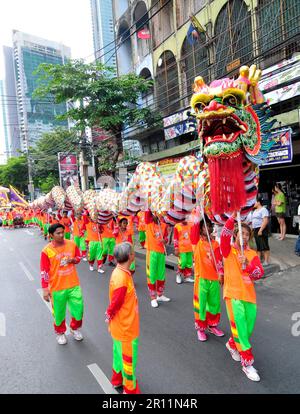 Eine farbenfrohe Parade entlang der Charoen Nakhon Rd in Bangkok, Thailand. Stockfoto