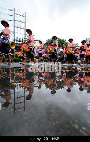 Eine farbenfrohe Parade entlang der Charoen Nakhon Rd in Bangkok, Thailand. Stockfoto