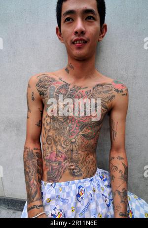 Ein Thailänder mit bunten Tattoos auf seinem Körper. Bangkok, Thailand. Stockfoto