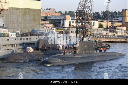 Russische Marine-Angriffs-U-Boote verbesserte Kilo-Klasse Projekt 636,3 (Diesel-Elektroantrieb), Matrosen und Besatzungsmanöver, Moore zu einem zweiten U-Boot Stockfoto