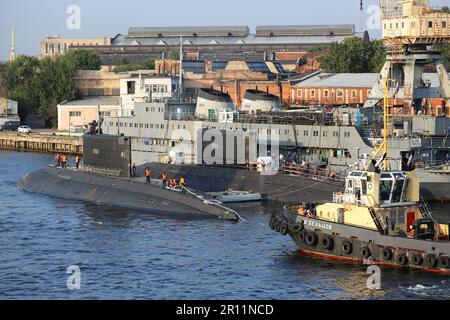 Russische Marine-Angriffs-U-Boote verbesserte Kilo-Klasse Projekt 636,3 (Diesel-Elektroantrieb), Matrosen und Besatzungsmanöver, Moore zu einem zweiten U-Boot Stockfoto