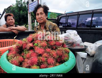 Rambutans von einem Pickup-Truck in Südthailand zu verkaufen. Stockfoto