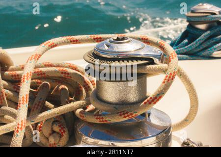 Ankerwinde für blaue Seile im Ozeanhintergrund. Seereisen im Sommer, Abenteuer, Reisen. Details zu Schiffen und Yachten. Pier zum Anlegen. V Stockfoto