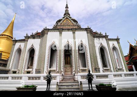 Phra Wiharn Yod buddhistischer Tempel im Großen Palast in Bangkok, Thailand. Stockfoto