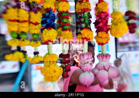 Blumengirlanden, verkauft vom Sri Maha Mariamman Tempel auf der Silom Road, Bangkok, Thailand. Stockfoto