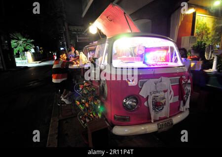 Eine VW Bus Cocktailbar in Bangkok, Thailand. Stockfoto