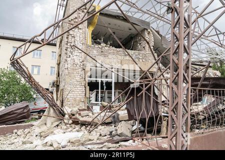 Kupiansk, Ukraine. 10. Mai 2023. Ansicht des Kupiansk Central City Hospital teilweise zerstört während des russischen Krieges (Foto von Lev Radin/Pacific Press) Kredit: Pacific Press Media Production Corp./Alamy Live News Stockfoto