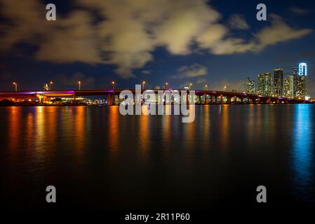 Panoramafoto von Miami bei Nacht. Bayside Marketplace Miami Downtown hinter MacArthur Causeway vom Venetian Causeway. Stockfoto