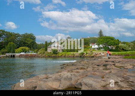 Kerikeri neuseeland - März 3 2011; Touristen auf dem Rock Causeway gegenüber der Bucht zu Touristenattraktion historischer Steinladen Stockfoto