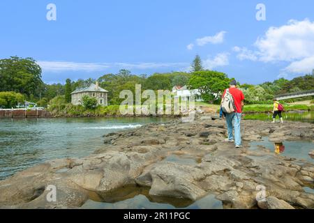 Kerikeri neuseeland - März 3 2011; Touristen auf dem Rock Causeway gegenüber der Bucht zu Touristenattraktion historischer Steinladen Stockfoto