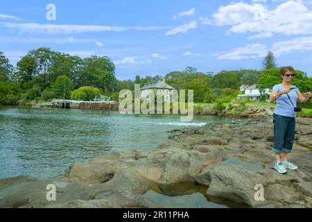 Kerikeri neuseeland - März 3 2011; Touristen auf dem Rock Causeway gegenüber der Bucht zu Touristenattraktion historischer Steinladen Stockfoto